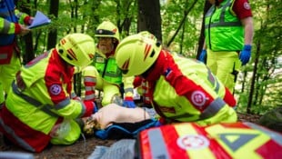 Eine Übung des Samariterbundes in OÖ – der ASB wird im „Dossier Rettungsdienst“ gelobt, weil es hier schon lange eine Trennung zwischen Krankentransport und Rettungseinsatz gibt. Das Rote Kreuz arbeitet daran. (Bild: Daniel Wolkerstorfer)