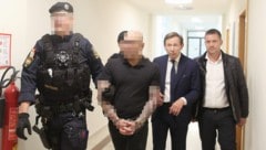 Der Intensivtäter mit seinen Anwälten Rudolf Mayer und Mathias Burger (re.)