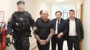 Der Täter zusammen mit seinen Anwälten Mathias Burger (re.) und Rudolf Mayer. (Bild: Bartel Gerhard)