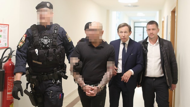 Der Täter zusammen mit seinen Anwälten Mathias Burger (re.) und Rudolf Mayer.