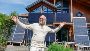 Mit einem Freund hat Johannes Geisler die spezielle Photovoltaik-Anlage konstruiert. Sie schafft immerhin 4,5 kW. (Bild: Markus Tschepp)