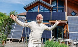 Mit einem Freund hat Johannes Geisler die spezielle Photovoltaik-Anlage konstruiert. Sie schafft ...