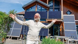 Mit einem Freund hat Johannes Geisler die spezielle Photovoltaik-Anlage konstruiert. Sie schafft immerhin 4,5 kW. (Bild: Markus Tschepp)