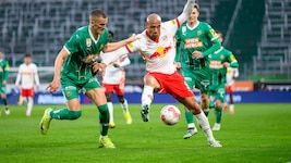 Karim Onisiwo (re.) und die Bullen kämpfen noch um die Teilnahme an der Qualifikation zur Champions League. (Bild: APA/MAX SLOVENCIK)