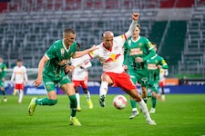 Karim Onisiwo (re.) und die Bullen kämpfen noch um die Teilnahme an der Qualifikation zur Champions League. (Bild: APA/MAX SLOVENCIK)