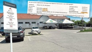 Das Kennzeichen am riesigen Tedi-Parkplatz in Baden wird automatisch erfasst. Wer länger parkt, wird gestraft. Weil dies aber rechtens ist, hat die Frau den Betrag bereits überwiesen. (Bild: Krone KREATIV/P. Weichhart (2), zVg., Krone KREATIV)