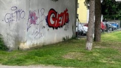 In der St. Pöltner Josefstraße haben unbekannte Sprayer ihr Unwesen getrieben und damit die Bewohner verängstigt. (Bild: Krone KREATIV/zVg)