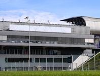 Die Lettern 28BLACK sind mit einer Plane abgedeckt. (Bild: Pessentheiner Florian)