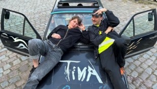 Lola Göller und Flavio Degen mit ihrem Disco-Auto