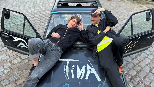 Lola Göller und Flavio Degen mit ihrem Disco-Auto