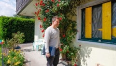 Vermieter Markus Feßler betrachtet den Schaden. Die Wohnung, in der der Akku brannte, muss ...