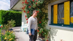 Vermieter Markus Feßler betrachtet den Schaden. Die Wohnung, in der der Akku brannte, muss ...