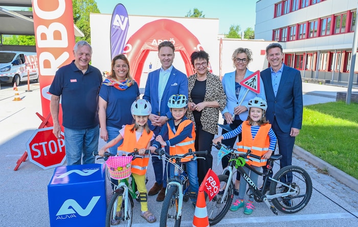 Norbert Steiner (ARBÖ),Petra Koschlak (Elementarpädagogin), Raimund Haberl (AUVA), sowie Barbara Lichtenegger und Barbara Graber (bafep KÄRNTEN) und Landesrat Daniel Fellner (v.l.) waren von den jungen Radl-Profis sichtlich begeistert.