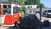 Der Triebwagen war offenbar ungebremst gegen einen Prellbock geprallt.