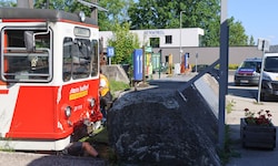 Der Triebwagen war offenbar ungebremst gegen einen Prellbock geprallt.