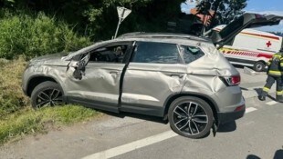 Zwei Personen mussten von der Feuerwehr aus dem Unfallauto befreit werden. 