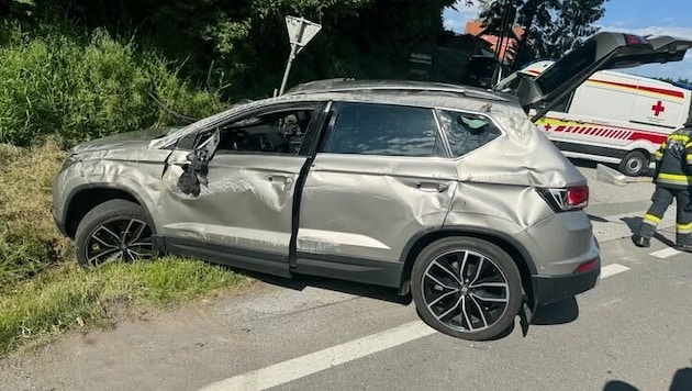 Zwei Personen mussten von der Feuerwehr aus dem Unfallauto befreit werden. 