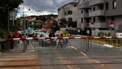 Wer hier auf den Zug wartet, braucht kein Ticket – nur Sitzfleisch. Manche riskieren gefrustet ...