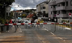 Wer hier auf den Zug wartet, braucht kein Ticket – nur Sitzfleisch. Manche riskieren gefrustet ...