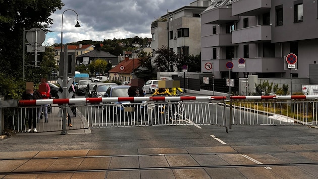 Wer hier auf den Zug wartet, braucht kein Ticket – nur Sitzfleisch. Manche riskieren gefrustet ...