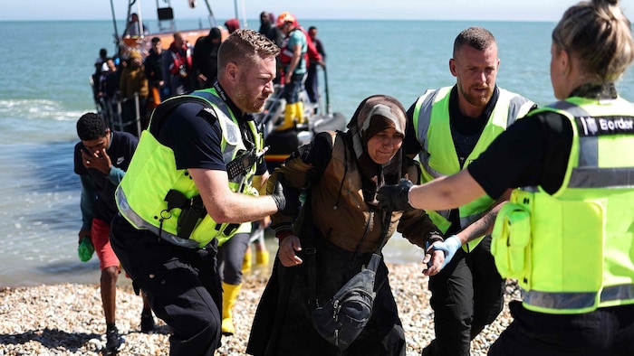 Migrantinnen und Migranten treten immer wieder die gefährliche Überfahrt in überfüllten Booten an.
