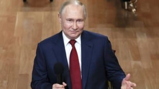 Die Unterhaltung sei „nützlich“ und „sehr ehrlich“ gewesen, resümierte Putin. (Bild: AP/Vyacheslav Prokofyev)