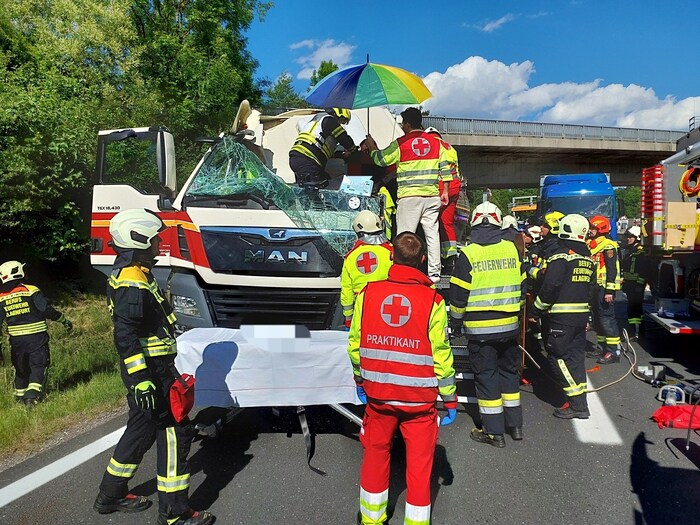 Viele Einsatzkräfte waren kamen zu Hilfe.
