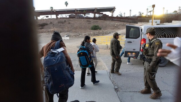Die Verhaftung illegaler eingewanderter Migranten in San Diego (Kalifornien)