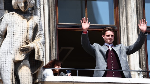 Jonas Urbig bei der Meisterfeier des FC Bayern München