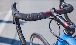 Die Rennradfahrerin kam zu Sturz (Symbolbild).