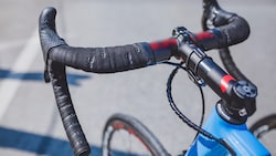 Die Rennradfahrerin kam zu Sturz (Symbolbild).