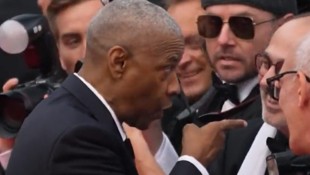 Denzel Washington ist stinksauer auf den Fotografen.  (Bild: Enterpress)