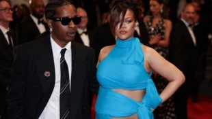 Rihanna verzückt in Cannes: Babybauch im Designer-Cutout-Kleid! (Bild: AFP/SAMEER AL-DOUMY)