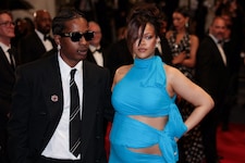 Rihanna verzückt in Cannes: Babybauch im Designer-Cutout-Kleid! (Bild: AFP/SAMEER AL-DOUMY)