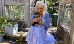 Ein liebevolles Bild – und ein kleiner Hund, der schon jetzt die Herzen erobert.