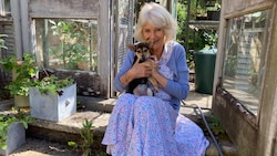 Ein liebevolles Bild – und ein kleiner Hund, der schon jetzt die Herzen erobert. (Bild: Royalfoto / Action Press / picturedesk.com)