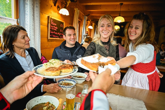 Kaspressknödel, Pofesen – und dazu ein Seiterl Bier: Bei Familienmusik und guter Stimmung ging es in der Rosser Hütte von Manfred Sandtner mit viel Lebensfreude und Spaß gesellig her.