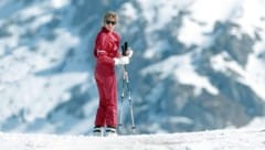 Prinzessin Diana, elegant und sportlich, genießt die verschneite Landschaft von Lech am Arlberg in ihrem leuchtend roten Skianzug. Ein unvergesslicher Moment. (Bild: Viennareport)