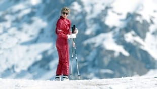 Prinzessin Diana, elegant und sportlich, genießt die verschneite Landschaft von Lech am Arlberg ...