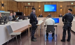 Der Grazer muss sich vor dem Geschworenengericht unter anderem wegen versuchten Mordes ...
