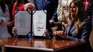Trump mit Ehefrau Melania bei der Unterzeichnung des „Take It Down Act“.