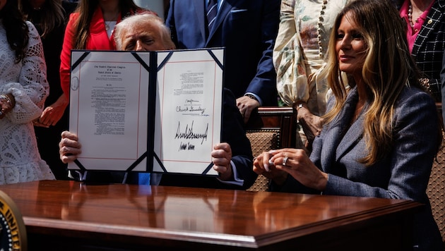 Trump mit Ehefrau Melania bei der Unterzeichnung des „Take It Down Act“.