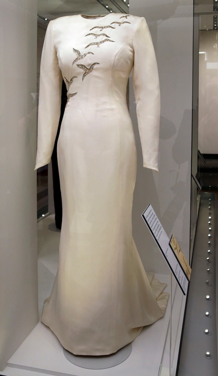 Das exquisite Abendkleid von Catherine Walker wurde speziell für die Reise des Prinzen und der Prinzessin von Wales nach Saudi-Arabien entworfen.