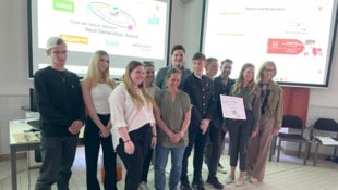 Die Gewinnerteams von der HAK Villach und der HAK Althofen.