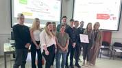 Die Gewinnerteams von der HAK Villach und der HAK Althofen.