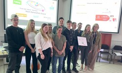 Die Gewinnerteams von der HAK Villach und der HAK Althofen.