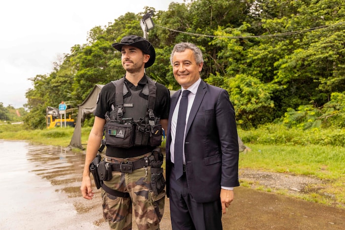 Gérald Darmanin mit einem französischen Gendarm in Saint-Laurent-du-Maroni.