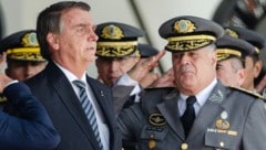 Brasiliens Ex-Präsident Jair Bolsonaro (links) und General Marco Antônio Freire Gomes (Bild: AFP)