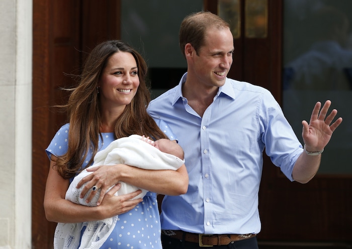 Prinzessin Kate und Prinz William nach der Geburt von Prinz George vor der berühmten Klinik. 
