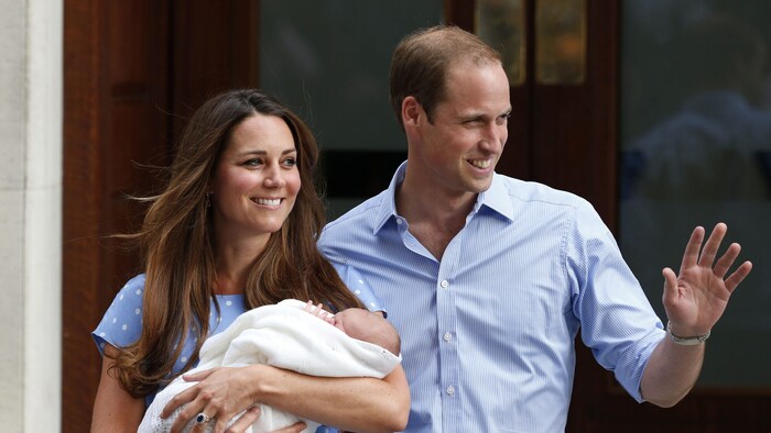Prinzessin Kate und Prinz William nach der Geburt von Prinz George vor der berühmten Klinik.